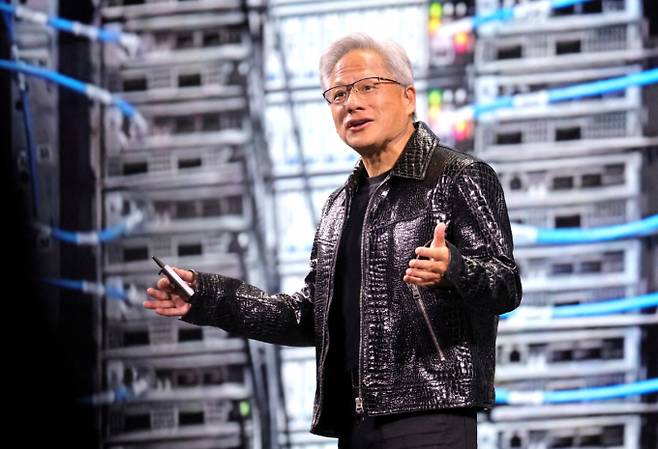 지난 1월6일 미국 네바다주 라스베이거스에서 열린 연례 가전 박람회 CES 2025에서 젠슨 황 엔비디아 CEO가 기조연설을 하는 모습. /사진=로이터