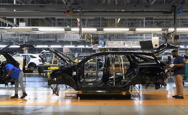 기아가 전년대비 다소 떨어진 1분기 영업이익 성적표를 받았지만 매출은 분기 기준 역대 최대치를 찍었다. 사진은 기아 미국 조지아공장 생산 라인. /사진=기아