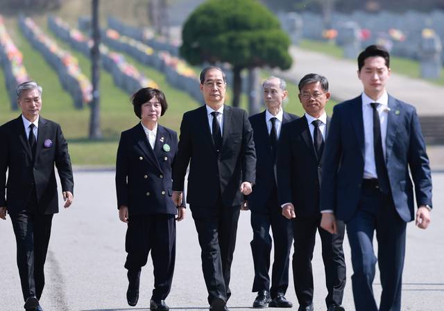 한덕수 대통령 권한대행 국무총리가 25일 국립대전현충원에서 열린 ‘2회 순직의무군경의 날 기념식’에 참석하고 있다. 연합뉴스