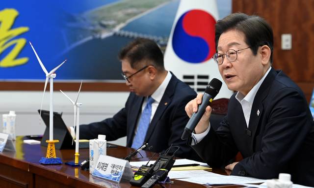 이재명(오른쪽) 더불어민주당 대선 경선후보가 24일 전북특별자치도 김제시 새만금 33센터에서 열린 ‘건강한 미래에너지’ 재생에너지 현장간담회에서 발언하고 있다. 곽성호 기자