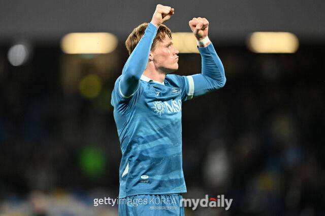 맥토미니가 14일 엠폴리와 경기에서 골을 터뜨린 후 환호하고 있다. /게티이미지코리아