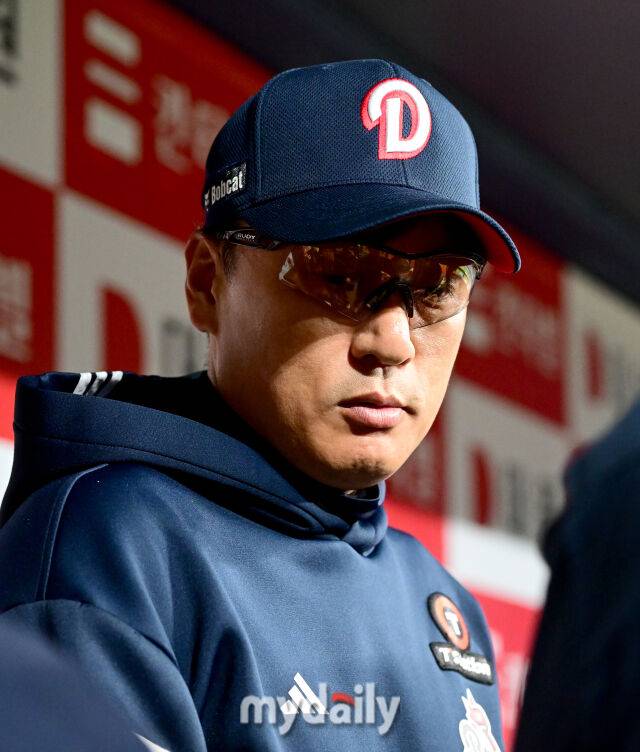 2025년 4월 23일 오후 서울 고척스카이돔에 진행된 '2025 신한 SOL뱅크 KBO 리그' 두산 베어스와 키움 히어로즈의 경기. 두산 이승엽 감독이 취재진의 질문에 답하고 있다./고척=유진형 기자 zolong@mydaily.co.kr