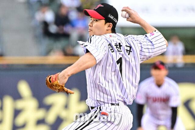 16일 서울 잠실야구장에서 열린 '2025 신한 SOL BANK KBO리그' 삼성 라이온즈와 LG 트윈스 경기. LG 선발 임찬규가 힘차게 투구하고 있다./마이데일리