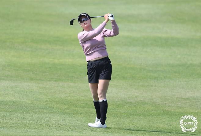 18번 홀에서 세컨드 샷을 날리고 있는 한진선. [사진=KLPGA]