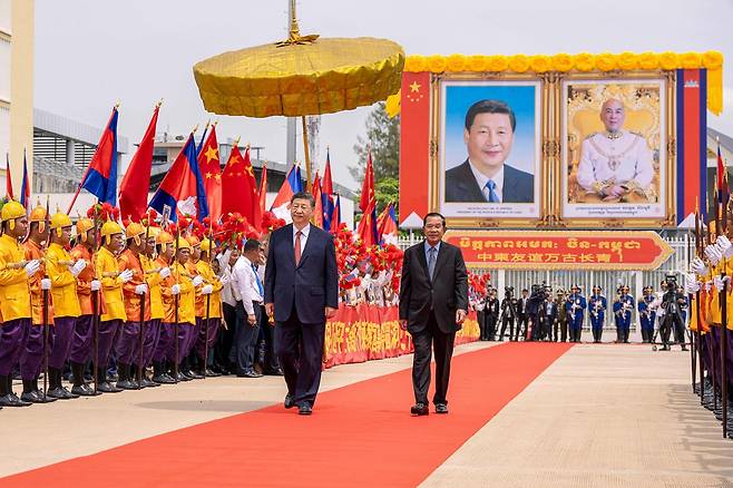 시진핑 중국 국가주석이 지난 18일(현지시간) 캄보디아 프놈펜 국제공항에서 출국하며 훈센 캄보디아 총리로부터 환송 예우를 받고 있다. [AFP]