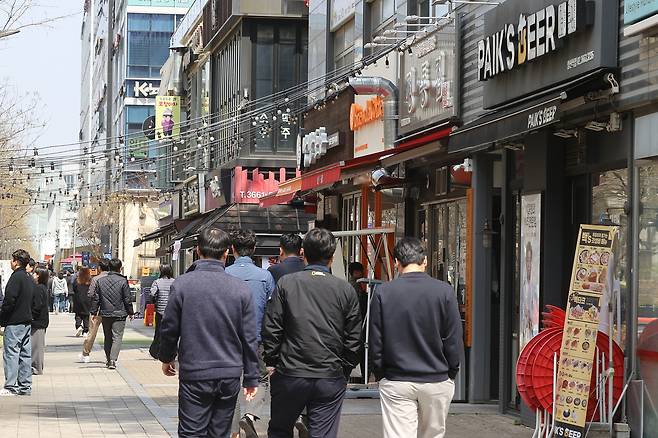 지난 2월 중소법인, 개인사업자 등 중소기업 대출 연체율이 크게 늘면서 은행의 대출 연체율이 2018년 11월 이후 최대치를 기록한 것으로 나타났다. 사진은 서울 시내 식당가 모습. [연합]