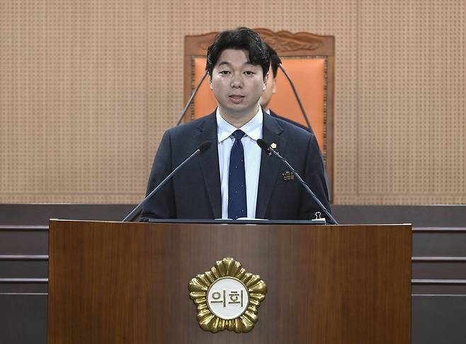 신정훈 광주 북구의원이 24일 구정질의에서 복합쇼핑몰 더현대 광주 건설을 위한 인허가 절차가 지연되고 있다고 지적했다.