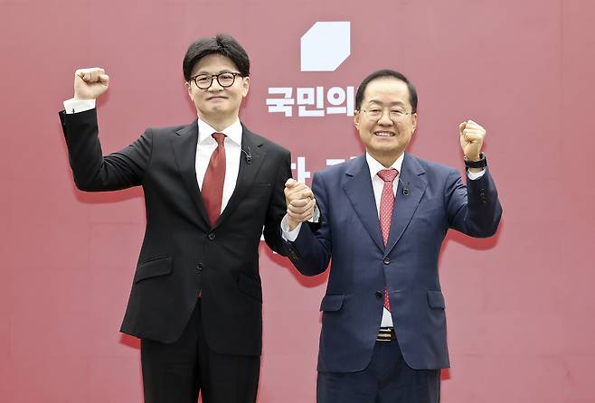 국민의힘 한동훈 대선 경선 후보와 홍준표 대선 경선 후보가 지난 23일 서울 여의도 국민의힘 중앙당사에서 열린 2차 경선 토론회 미디어데이에서 포즈를 취하고 있다.  [국회사진기자단]