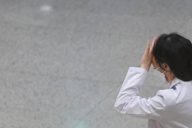 서울 시내 한 대학병원에서 이동하는 의료 관계자. [연합]