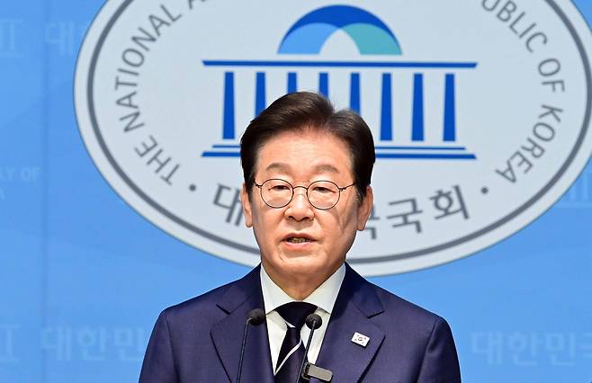 제21대 대통령선거 출마를 선언한 이재명 전 더불어민주당 대표가 11일 오전 서울 여의도 국회 소통관에서 집권 청사진 등을 소개하는 비전발표를 하고 있다. 이 전 대표는 전날 대선 출마 선언 영상에서 밝힌 ‘K이니셔티브’를 보다 구체화한 정책을 제시하고 있다. 이상섭 기자