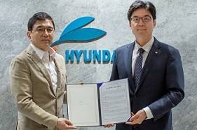 티에스바이오 이형승 대표(왼쪽)과 현대약품 이상준 대표가 줄기세포 배양액 기반 헤어부스터 제품 개발 협약을 하고 있다.