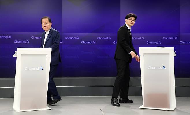25일 종로구 동아미디어센터 채널A스튜디오에서 국민의힘 대선 2차 경선 진출자인 한동훈·홍준표 후보가 기념 촬영 후 자리로 돌아가고 있다. [국회사진기자단]