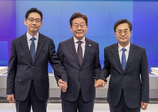 25일 서울 중구 TV조선 스튜디오에서 열린 더불어민주당 경선 TV토론회에서 후보들이 기념 촬영을 하고 있다. 왼쪽부터 김경수, 이재명, 김동연 후보. [연합]