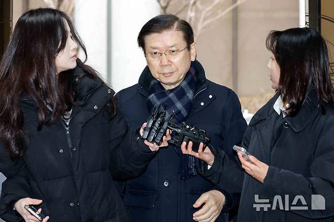 [서울=뉴시스] 추상철 기자 = 박종준 전 대통령 경호처장이 지난 1월 13일 오전 서울 서대문구 경찰청 국가수사본부에서 조사를 받기 위해 출석하고 있다. (공동취재) 2025.01.13. photo@newsis.com