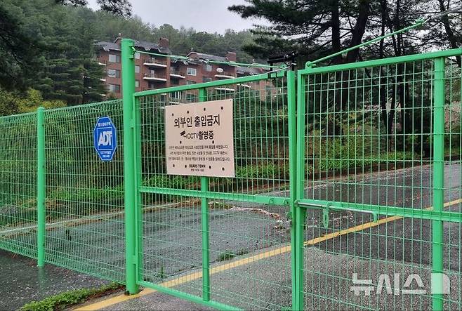 [포천=뉴시스] 김도희 기자 = 22일 오전 경기 포천시 내촌면 소재 베어스타운 입구에 출입을 제한한다는 안내문과 함께 문이 굳게 닫혀 있다. 2025.04.22. kdh@newsis.com