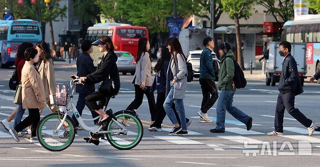 [서울=뉴시스] 이영환 기자 = 아침 기온이 떨어지며 비교적 쌀쌀한 날씨를 보인 25일 오전 서울 종로구 광화문네거리에서 외투를 걸친 시민들이 이동하고 있다. 2025.04.25. 20hwan@newsis.com