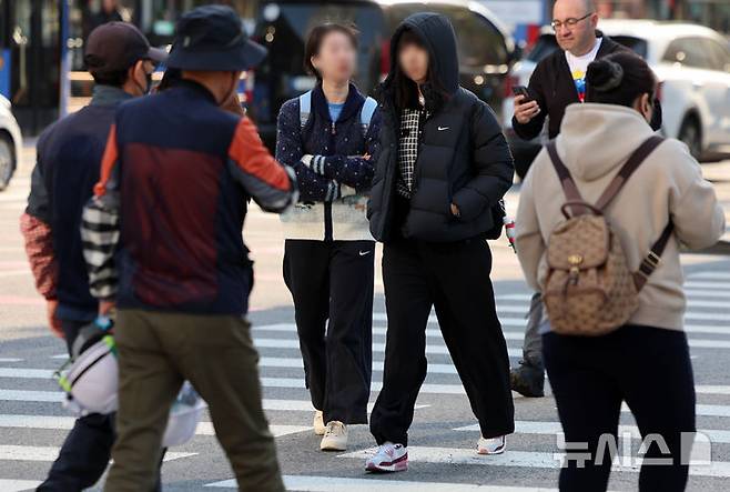 [서울=뉴시스] 이영환 기자 = 아침 기온이 떨어지며 비교적 쌀쌀한 날씨를 보인 25일 오전 서울 종로구 광화문네거리에서 외투를 걸친 시민들이 이동하고 있다. 2025.04.25. 20hwan@newsis.com