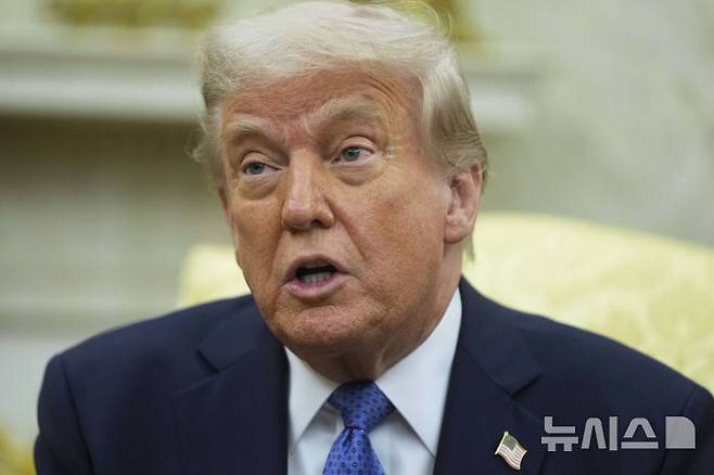 [워싱턴=AP/뉴시스]도널드 트럼프 미 대통령이 24일(현지시각) 백악관에서 요나스 가르 스퇴레 노르웨이 총리와 회담하면서 발언하고 있다. 2025.4.25.