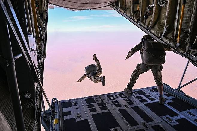 [서울=뉴시스] 공군은 지난 21일부터(현지 시간) UAE 알 다프라 공군기지에서 열리는 '2025 데저트 플래그'에 참가해 화물 투하, 비포장 활주로 착륙 훈련 등을 실시하고 있다. 24일에는 UAE군사훈련협력단(아크부대)과 처음으로 합동고공강하 훈련도 실시했다.사진은 C-130H 수송기에서 고공강하를 하고 있는 공군 항공특수통제사(CCT)와 아크부대 고공팀. (사진=공군 제공) 2025.04.25. photo@newsis.com *재판매 및 DB 금지