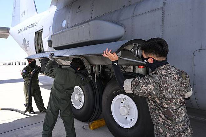 [서울=뉴시스] 공군은 지난 21일부터(현지 시간) UAE 알 다프라 공군기지에서 열리는 '2025 데저트 플래그'에 참가해 화물 투하, 비포장 활주로 착륙 훈련 등을 실시하고 있다. 24일에는 UAE군사훈련협력단(아크부대)과 처음으로 합동고공강하 훈련도 실시했다.사진은 훈련에 앞서 C-130H 수송기를 정비하고 있는 정비요원들. (사진=공군 제공) 2025.04.25. photo@newsis.com *재판매 및 DB 금지