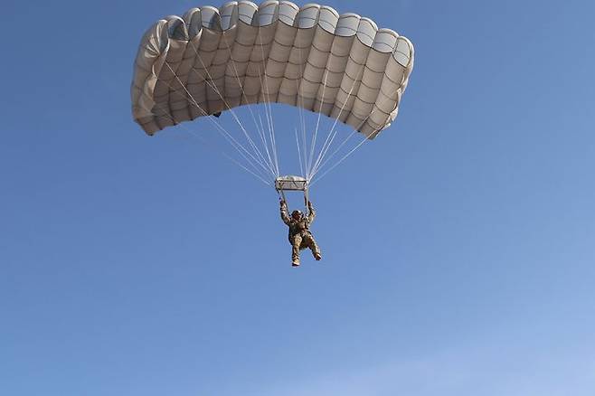 [서울=뉴시스] 공군은 지난 21일부터(현지 시간) UAE 알 다프라 공군기지에서 열리는 '2025 데저트 플래그'에 참가해 화물 투하, 비포장 활주로 착륙 훈련 등을 실시하고 있다. 24일에는 UAE군사훈련협력단(아크부대)과 처음으로 합동고공강하 훈련도 실시했다.사진은 C-130H 수송기에서 고공강하를 하고 있는 공군 항공특수통제사(CCT)와 아크부대 고공팀. (사진=공군 제공) 2025.04.25. photo@newsis.com *재판매 및 DB 금지