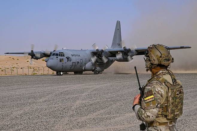 [서울=뉴시스] 공군은 지난 21일부터(현지 시간) UAE 알 다프라 공군기지에서 열리는 '2025 데저트 플래그'에 참가해 화물 투하, 비포장 활주로 착륙 훈련 등을 실시하고 있다. 24일에는 UAE군사훈련협력단(아크부대)과 처음으로 합동고공강하 훈련도 실시했다.사진은 C-130H 수송기에 대한 관제 임무를 수행하고 있는 공군 합동최종공격통제관(JTAC). (사진=공군 제공) 2025.04.25. photo@newsis.com *재판매 및 DB 금지