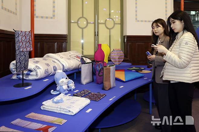 [서울=뉴시스] 최동준 기자 = 25일 서울 중구 문화역서울284에서 '서울백화점  Local to Seoul 100 Diaries' 전시가 열리고 있다.문화체육관광부와 한국공예·디자인문화진흥원이 구 서울역 개장 100주년을 기념해 마련한 이번 전시는 전국 각지의 생활문화 브랜드 100여 개를 한자리에 모아 지역 고유의 맛, 멋, 놀이 문화를 체험할 수 있도록 기획됐다. 2025.04.25. photocdj@newsis.com