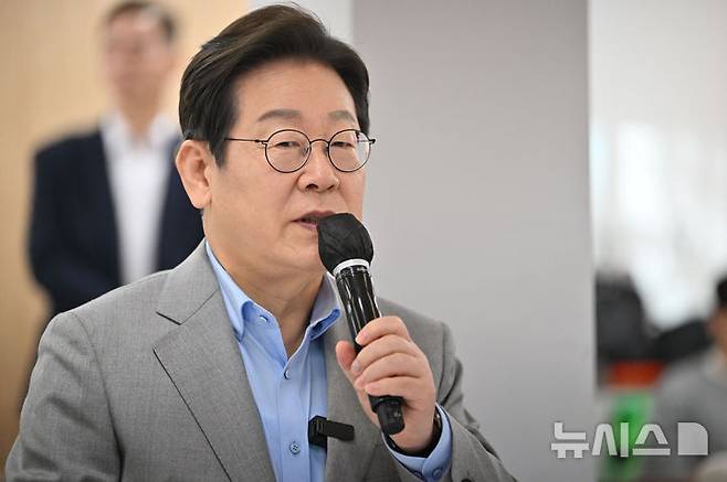 [나주=뉴시스] 이영주 기자 = 이재명 더불어민주당 대선 경선 후보가 25일 오전 전남 나주시 전남농업기술원에서 열리는 '미래농업 전초기지 호남' 농업과학기술 진흥 간담회에 참여해 인사말하고 있다. 2025.04.25. leeyj2578@newsis.com