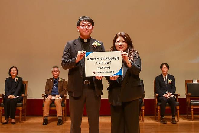 [대전=뉴시스] 사회복지학과 최윤정 학과장(오른쪽)이 대전시장애인복지관협의회 서용원 부회장에게 기부금을 전달하고 기념촬영한 모습. (사진=목원대학교) *재판매 및 DB 금지