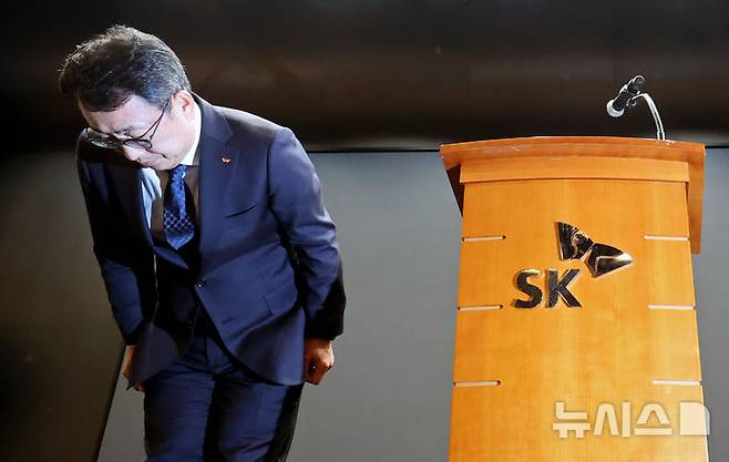 [서울=뉴시스] 김금보 기자 = 유영상 SK텔레콤 사장이 25일 오전 서울 중구 SK텔레콤 T타워에서 유심 해킹 피해 사태 관련 언론설명회를 열고 고개숙여 사과를 하고 있다. 2025.04.25. kgb@newsis.com