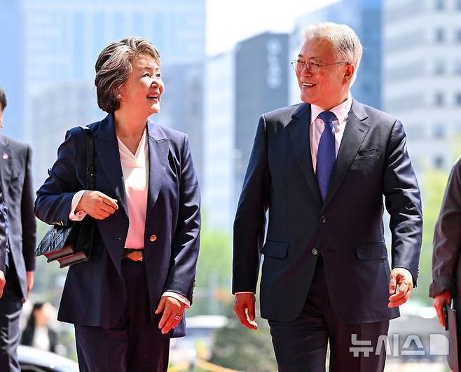 [서울=뉴시스] 국회사진기자단 = 문재인 전 대통령과 김정숙 여사가 25일 국회에서 우원식 국회의장과 면담을 위해 들어서고 있다. 이날 문 전 대통령은 판문점선언 7주년 기념식 참석을 위해 퇴임 후 처음으로 국회를 방문했다.2025.04.25. photo@newsis.com