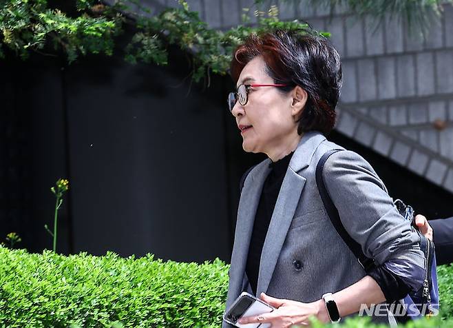 [서울=뉴시스] 조현옥 전 청와대 인사수석비서관이 지난해 4월 29일 서울 서초구 서울중앙지법에서 열린 문재인 정부의 '산업부 블랙리스트' 의혹 직권남용 혐의 관련 1차 공판에 출석하고 있다. (사진=뉴시스DB). 2025.04.25. photo@newsis.com