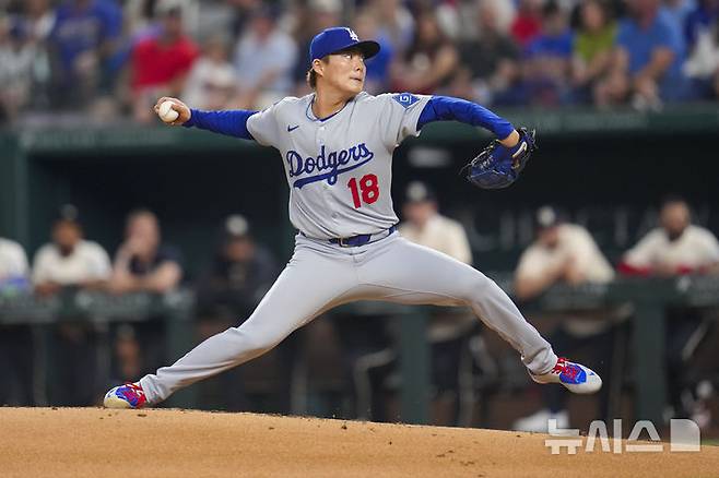 [텍사스=AP/뉴시스]LA다저스 우완 투수 야마모토 요시노부가 19일(한국 시간) 텍사스 레인저스를 상대로 투구를 하고 있다. 이날 투구수는 102개를 기록했고 7이닝 10탈삼진 5피안타로 호투했다. 2025.04.25.
