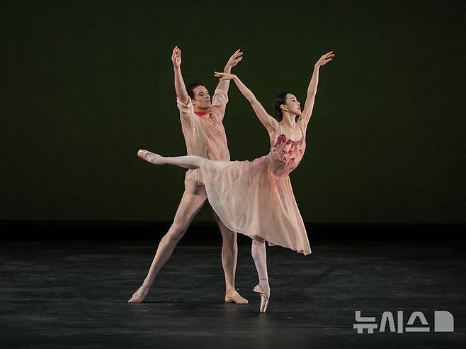[서울=뉴시스]13년 만에 내한한 세계 최정상급 미국 국립발레단 아메리칸 발레 시어터(ABT)가 24일 저녁 서울 강남구 GS아트센터에서 갈라 공연을 펼쳤다. ABT 수석무용수 서희(오른쪽)와 코리 스턴스가 '나뭇잎은 바래어 가고 중 2인무'에서 열연하고 있다. (사진=ⓒYOON6PHOTO·GS아트센터 제공)