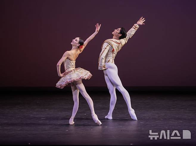 [서울=뉴시스]13년 만에 내한한 세계 최정상급 미국 국립발레단 아메리칸 발레 시어터(ABT)가 24일 저녁 서울 강남구 GS아트센터에서 갈라 공연을 펼쳤다. ABT 수석무용수 안주원(오른쪽)과 크리스틴 셰우첸코가 '돈키호테 중 2인무'에서 열연하고 있다. (사진=ⓒYOON6PHOTO·GS아트센터 제공)