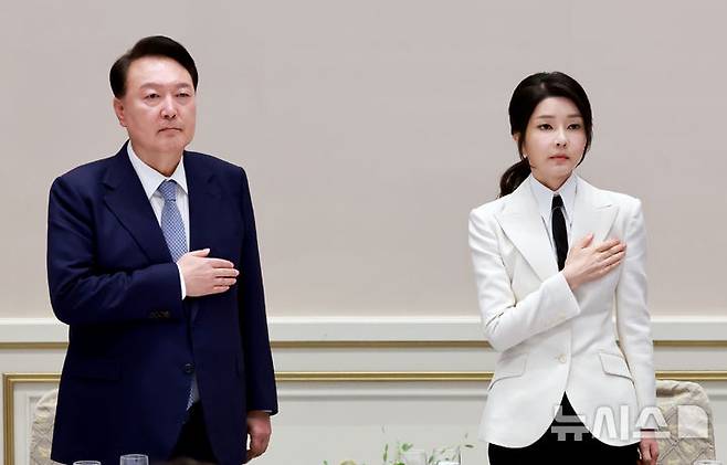 [서울=뉴시스] 최진석 기자 = 윤석열 대통령과 김건희 여사가 지난해 9월13일 청와대 영빈관에서 열린 '2024 파리 패럴림픽 선수단 격려 오찬'에 참석해 국기에 경례하고 있다. (대통령실통신사진기자단) 2024.09.13. myjs@newsis.com