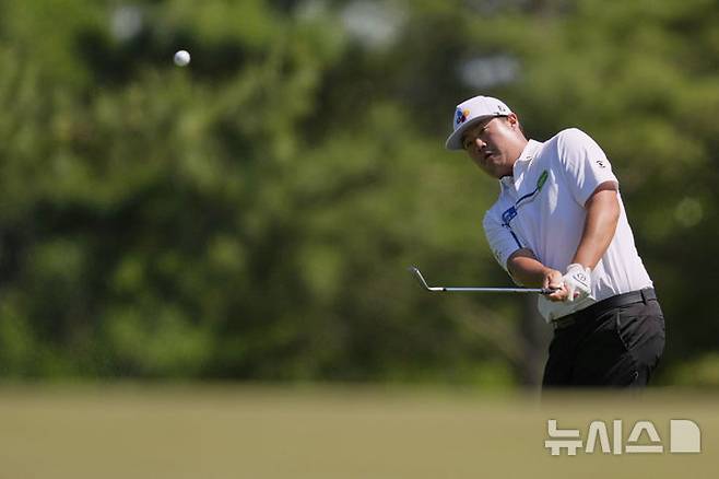 [오거스타=AP/뉴시스] 임성재가 지난 13일(현지 시간) 미 조지아주 오거스타 내셔널 골프클럽에서 열린 제89회 마스터스 토너먼트 최종 라운드 8번 그린에서 칩샷하고 있다. 임성재는 최종 합계 7언더파 281타 공동 5위로 대회를 마쳤다. 2025.04.14.