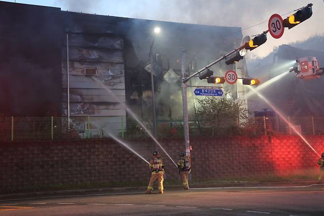 [천안=뉴시스] 25일 충남 천안풍세산업단지에서 불이나 소방대원이 진화하고 있다. 2025.4.25 spacedust1@newsis.com *재판매 및 DB 금지