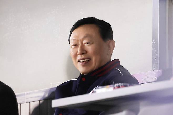[서울=뉴시스] 롯데 구단주인 신동빈 회장이 25일 잠실구장을 방문해 2025 신한 쏠뱅크 KBO리그 롯데-두산 베어스전을 관람하고 있다. (사진=롯데 제공) 2025.04.25.  *재판매 및 DB 금지
