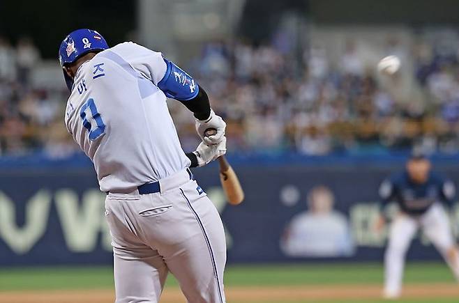 [서울=뉴시스] 프로야구 삼성 라이온즈 르윈 디아즈가 25일 대구 삼성라이온즈파크에서 열린 2025 신한 쏠뱅크 KBO리그 NC 다이노스와의 경기에서 홈런을 치고 있다. (사진=삼성 라이온즈 제공) 2025.04.25. *재판매 및 DB 금지