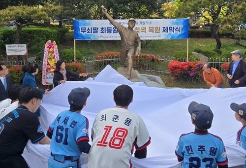 새 단장된 최동원 동상 [최동원기념사업회 제공]