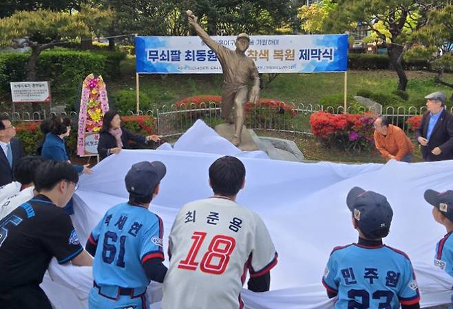 새 단장된 최동원 동상. 최동원기념사업회 제공