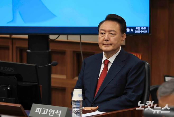 윤석열 전 대통령이 21일 서초동 서울중앙지법에서 열린 내란 우두머리 혐의에 대한 두 번째 정식 재판에 출석하고 있다. 사진공동취재단