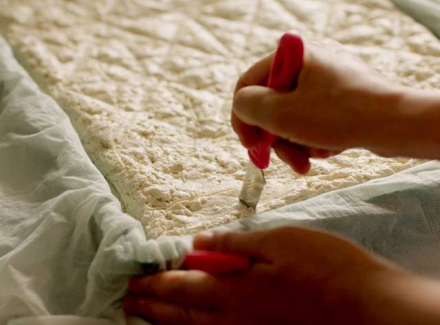 제사상에 올린 두부를 자르는 모습. 영화 ‘장손’ 스틸컷 캡처