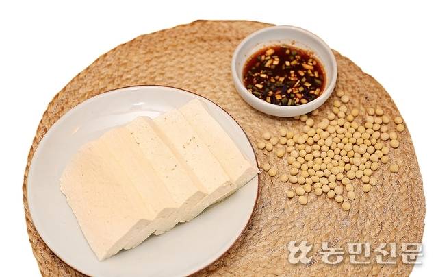 온기가 느껴지는 갓 만든 두부. 김천=김원철 프리랜서 기자