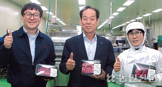 경북 영주축산농협 서병국 조합장(가운데)과 정진수 축산물유통센터장(왼쪽)이 부분육으로 가공해 위생적으로 포장한 ‘영주한우’를 보여주고 있다.