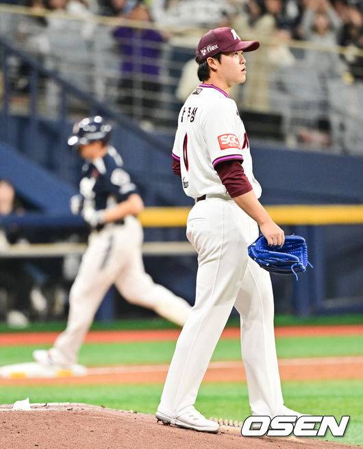 [OSEN=고척, 박준형 기자]  24일 오후 서울 고척스카이돔에서 ‘2025 신한 SOL BANK KBO리그’  키움 히어로즈와 두산 베어스의 경기가 진행됐다.이날 키움은 김연주를 두산은 콜어빈을 선발투수로 내세웠다.7회초 1사 1,2루 키움 박주성이 두산 김재환에게 3점 홈런을 허용한뒤 아쉬워하고 있다.    2025.04.24 / soul1014@osen.co.kr