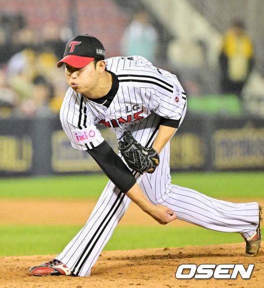 [OSEN=잠실, 민경훈 기자] 24일 오후 서울 잠실야구장에서 2025 신한 SOL Bank KBO리그 LG 트윈스와 NC 다이노스의 경기가 열렸다.홈팀 LG는 치리노스, 원정팀 NC는 라일리를 선발로 내세웠다.9회초 마운드에 오른 LG 김영우가 힘차게 공을 뿌리고 있다. 2025.04.24 / rumi@osen.co.kr