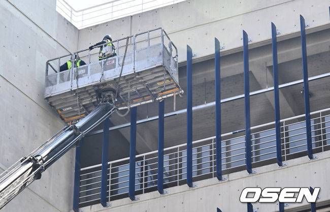 [OSEN=창원, 이석우 기자] 지난달 29일 LG 트윈스와 NC 다이노스와의 경기 중 3루 내야석 매점 부근 약 4층 높이에 있던 알루미늄 '루버'가 떨어져 관중이 사망하는 사고가 발생했다. 해당 사고의 여파로 지난 30일 LG와 NC의 경기는 즉각 취소됐고, 1일부터 3일까지 열리는 SSG 랜더스와의 경기는 3연전을 모두 취소했다. 또한 피해자 애도를 위해 1일 모든 경기는 전면 취소됐다. 관계자들이 사다리차를 이용해 창원NC파크 안전 점검을 하고 있다. 2025.04.01 / foto0307@osen.co.kr