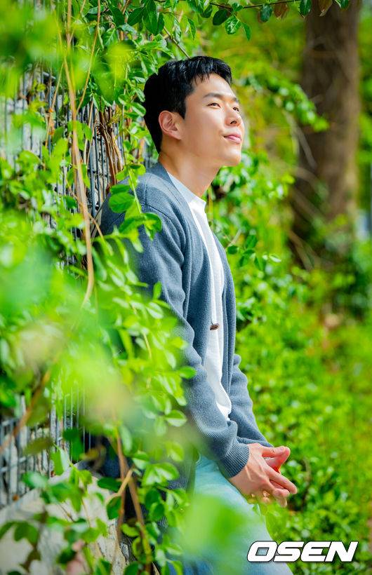 [OSEN=민경훈 기자] 배우 주연우가 최근 서울 마포구 합정동 OSEN 사옥에서 인터뷰를 가졌다.주연우는 지난 12일 종영한 SBS 금토드라마 ‘보물섬’에서 비선 실세 염장선(허준호 분)의 오른팔 천구호 역을 맡아 열연을 펼쳤다.배우 주연우가 카메라 앞에서 포즈를 취하고 있다. 2025.04.21 / rumi@osen.co.kr